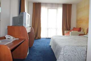 Отель Elegant Hotel Банско Улучшенный двухместный номер с 1 кроватью или 2 отдельными кроватями-1